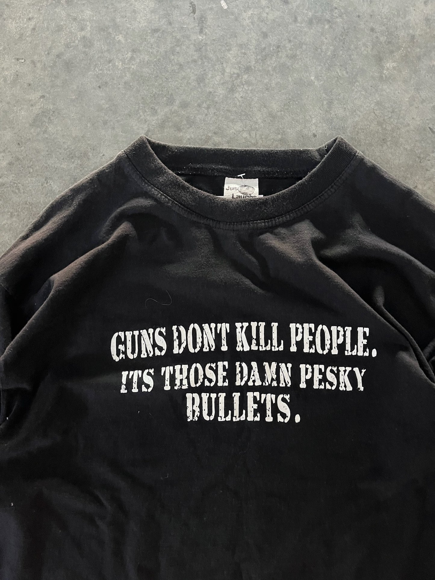 guns dont kill people tee