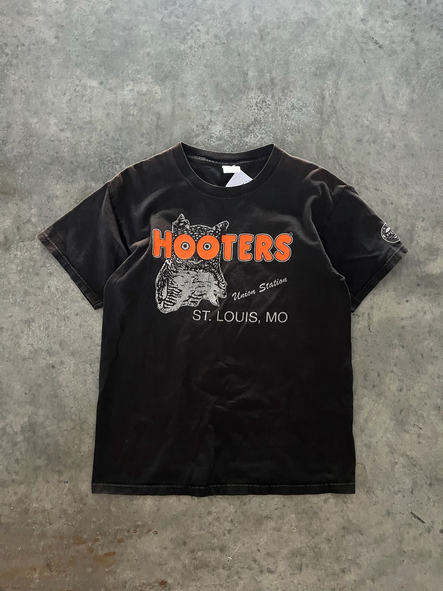 hooters tee