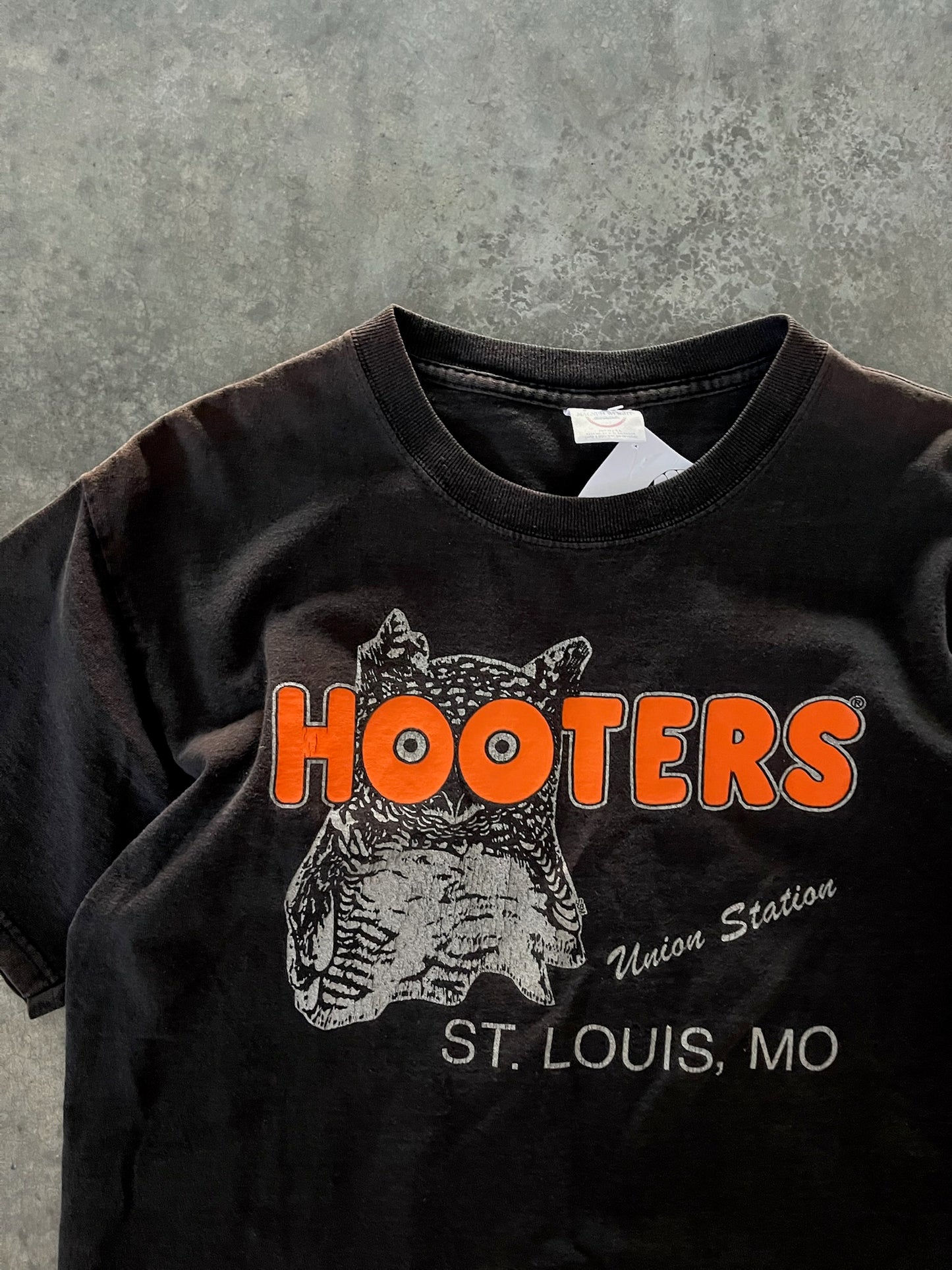 hooters tee